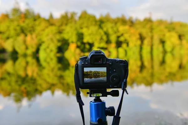 Photographer Takes Camera Tripod Photograph Forest Lake Autumn Colors — Zdjęcie stockowe