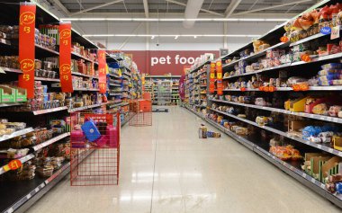 Ürünler 12 Aralık 2014 'te Londra, İngiltere' de bir Tesco süpermarket koridorunda raflarda görülmektedir. İngiliz Tesco, Amerika 'daki Walmart ve Fransız Carrefour' tan sonra dünyanın en büyük üçüncü süpermarketi oldu..