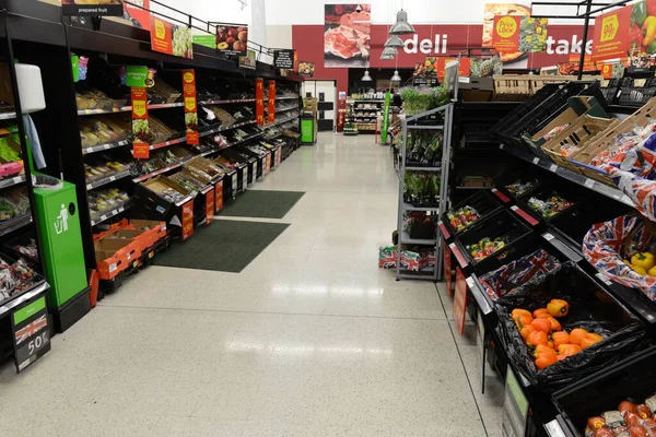 Ürünler Aralık 2014 Londra Ngiltere Bir Tesco Süpermarket Koridorunda Raflarda — Stok fotoğraf