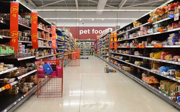 2014年12月12日 イギリスのロンドンにあるテスコのスーパーマーケットの通路に棚がある イギリスのテスコはアメリカのウォルマートとフランスのカルフールに次ぐ世界第3位のスーパーマーケットです — ストック写真