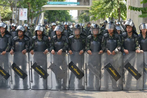 Озброєні Тайські Солдати Охороняють Вулиці Під Час Антидержавного Мітингу Травня — стокове фото