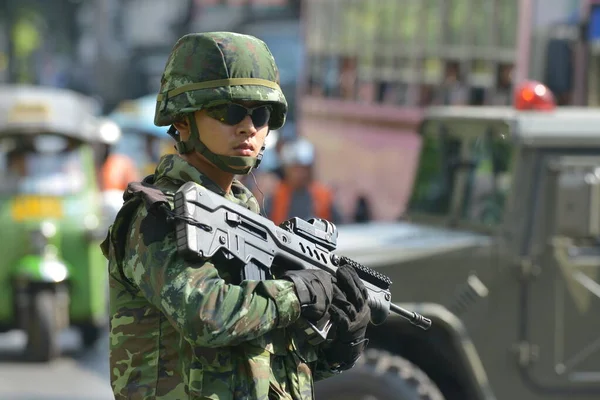 Armed Thai Soldier Stands Guard Street Coup Rally May 2014 — Stok Foto