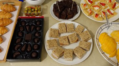 Masada farklı atıştırmalıklar var.