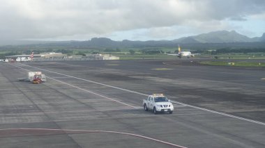 Havaalanında bir uçak.