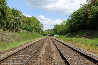 Kırsal kesimden geçen demiryolu raylarının manzarası