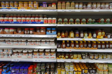  Tesco süpermarketi 4 Nisan 2019 'da Londra, İngiltere' de. İngiliz Tesco, Amerika 'daki Walmart ve Fransız Carrefour' tan sonra dünyanın en büyük üçüncü süpermarket perakendecisi oldu..