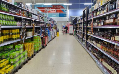 4 Nisan 2019 'da Londra, İngiltere' de bir Tesco süpermarketinin koridorunda. İngiliz Tesco, Amerika 'daki Walmart ve Fransız Carrefour' tan sonra dünyanın en büyük üçüncü süpermarket perakendecisi oldu..