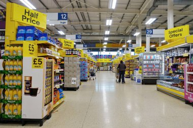4 Nisan 2019 'da Londra, İngiltere' de bir Tesco süpermarketinin koridorunda. İngiliz Tesco, Amerika 'daki Walmart ve Fransız Carrefour' tan sonra dünyanın en büyük üçüncü süpermarket perakendecisi oldu..