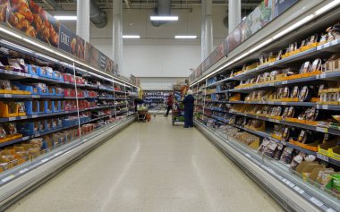 4 Nisan 2019 'da Londra, İngiltere' de bir Tesco süpermarketinin koridorunda. İngiliz Tesco, Amerika 'daki Walmart ve Fransız Carrefour' tan sonra dünyanın en büyük üçüncü süpermarket perakendecisi oldu..