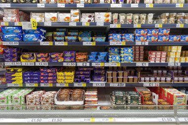 Tesco süpermarketi 4 Nisan 2019 'da Londra, İngiltere' de. İngiliz Tesco, Amerika 'daki Walmart ve Fransız Carrefour' tan sonra dünyanın en büyük üçüncü süpermarket perakendecisi oldu..