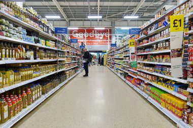4 Nisan 2019 'da Londra, İngiltere' de bir Tesco süpermarketinin koridorunda. İngiliz Tesco, Amerika 'daki Walmart ve Fransız Carrefour' tan sonra dünyanın en büyük üçüncü süpermarket perakendecisi oldu..
