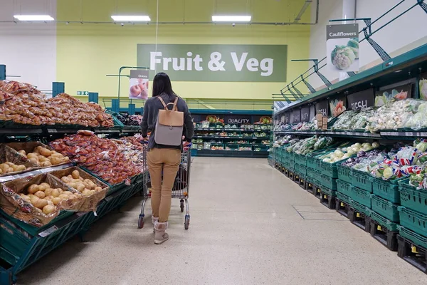 Fruit Veg Pasillo Supermercado Tesco Abril 2019 Londres Reino Unido — Foto de Stock