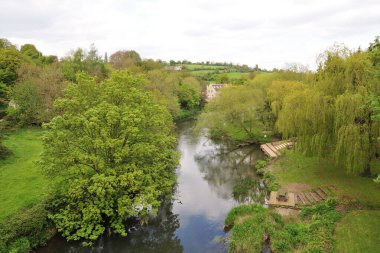 Şehirdeki bir nehrin havadan görünüşü 