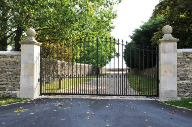 Dışarısı, giriş kapısı ve bir İngiliz kasabasındaki caddedeki bir evin bahçesi.