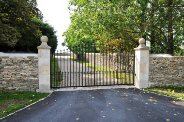 Dışarısı, giriş kapısı ve bir İngiliz kasabasındaki caddedeki bir evin bahçesi.