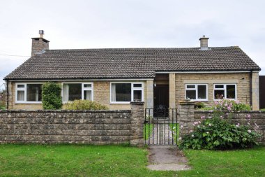 İngiliz kasabasında küçük pencereli eski bir ev