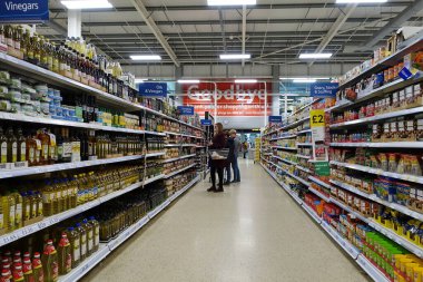 Tesco süpermarketi 4 Nisan 2019 'da Londra, İngiltere' de. İngiliz Tesco, Amerika 'daki Walmart ve Fransız Carrefour' tan sonra dünyanın en büyük üçüncü süpermarket perakendecisi oldu..