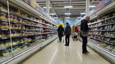Tesco süpermarketi 4 Nisan 2019 'da Londra, İngiltere' de. İngiliz Tesco, Amerika 'daki Walmart ve Fransız Carrefour' tan sonra dünyanın en büyük üçüncü süpermarket perakendecisi oldu..