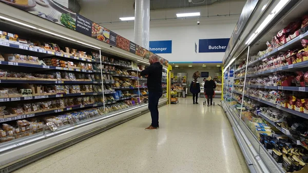 Compradores Navegam Corredor Supermercado Tesco Abril 2019 Londres Reino Unido — Fotografia de Stock
