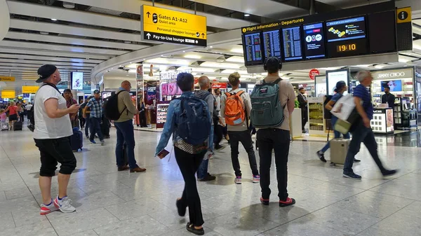 London Großbritannien Juli 2019 Flugreisende Checken Einem Belebten Terminal Des — Stockfoto