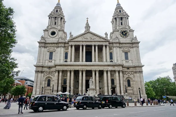 Λονδίνο Ηνωμένο Βασίλειο Ιουνίου 2019 Άνθρωποι Συγκεντρώνονται Στον Εμβληματικό Καθεδρικό — Φωτογραφία Αρχείου
