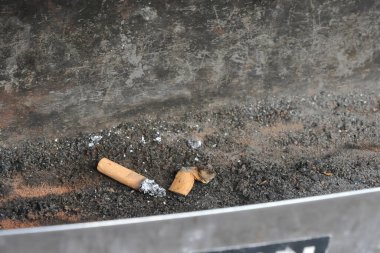 Sigara izmaritleri siyah bir zemin üzerine