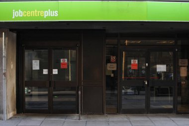 13 Nisan 2011 'de Londra, İngiltere' de işsizlik oranının 17.000 ila 2.48 milyon arasında düştüğünü duyuran hükümet, bir İş Bulma Kurumu Plus 'ın dış kuruluşu..