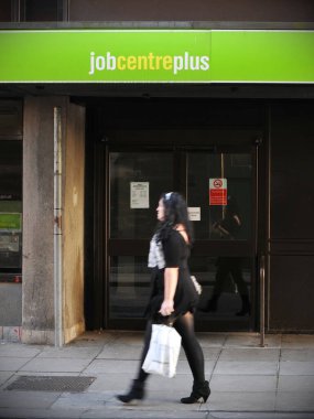 13 Nisan 2011 'de Londra, İngiltere' de işsizlik oranının 17.000 ila 2.48 milyon arasında düştüğünü duyuran hükümet, bir İş Bulma Kurumu Plus 'ın dış kuruluşu..
