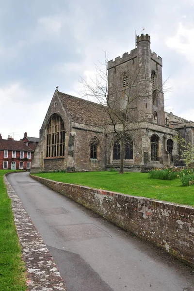 イギリスの町の古い教会は — ストック写真