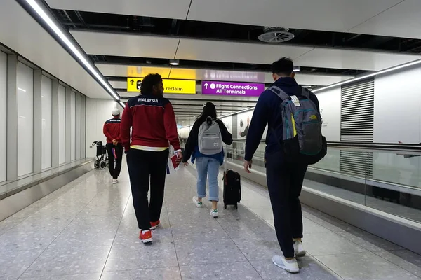 Menschen Fuß Auf Dem Flughafen — Stockfoto