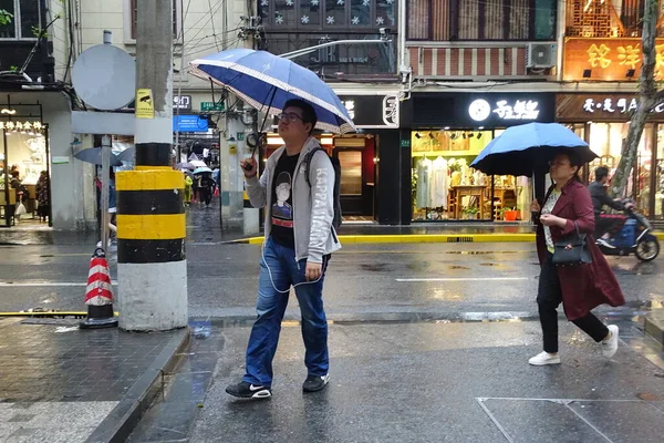 Menschen Gehen Während Eines Regensturms April 2019 Shanghai China Entlang — Stockfoto