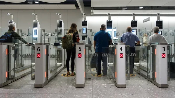 ロンドン 2019年11月19日 航空旅行者は ヒースロー空港の自動パスポート国境管理ゲートを通過します ヒースローと英国国境軍は顔認識技術を使用します — ストック写真