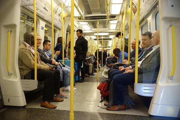 2019年6月4日にロンドン市内中心部を通るロンドン地下鉄に乗る人々 — ストック写真