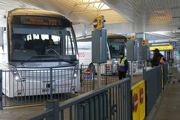 Autobusy National Express Czekają Pasażerów Centralnym Terminalu Autobusowym Lotniska Heathrow — Zdjęcie stockowe