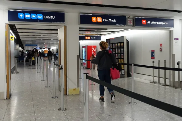 航空旅行者は到着レーンに沿って進み 2019年5月9日に英国のロンドンにあるヒースロー空港のパスポートコントロールに進みます ヒースロー国際空港は世界で最も忙しい空港です — ストック写真