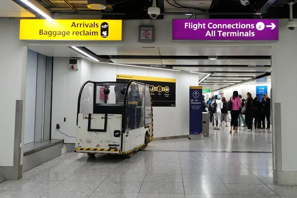 英国伦敦 2018年4月15日 航空旅客步行前往希思罗机场取回行李和转机 — 图库照片