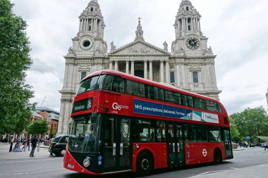 Londra 'nın ikonik kırmızı otobüsü, 5 Haziran 2019' da Londra şehrinde yolcu taşır. İngiliz başkentine geniş bir toplu taşıma şebekesi hizmet vermektedir..