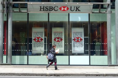 Londra, İngiltere - 5 Haziran 2019: İnsanlar HSBC bankasının bir şubesinin önünden geçiyor.