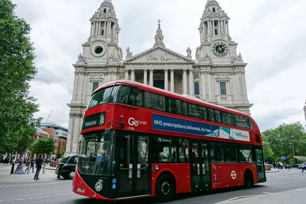 Ένα Εμβληματικό Κόκκινο Λεωφορείο Του Λονδίνου Μεταφέρει Επιβάτες Ένα Δρόμο — Φωτογραφία Αρχείου
