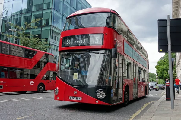象徴的なロンドンの赤いバスは 6月の5 2019のロンドンの街で乗客を運んでいます イギリスの首都は バスや電車の広範な公共交通網によって提供されています — ストック写真