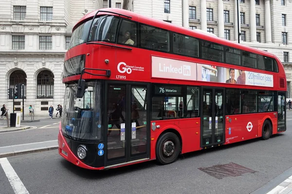 象徴的なロンドンの赤いバスは 6月の5 2019のロンドンの街で乗客を運んでいます イギリスの首都は バスや電車の広範な公共交通網によって提供されています — ストック写真