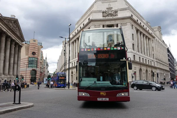 Ένα Τουριστικό Λεωφορείο Μεταφέρει Επιβάτη Κατά Μήκος Ενός Δρόμου Στο — Φωτογραφία Αρχείου