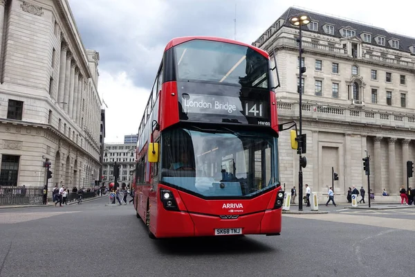 Słynny Londyński Czerwony Autobus Przewozi Pasażerów Ulicą City London Czerwca — Zdjęcie stockowe