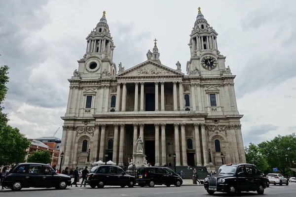 Traditional London Black Taxi Cabs Pass Landmark Paul Cathedral City — Stock Photo, Image
