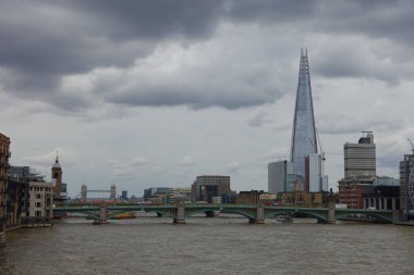 İngiliz başkentinin dramatik gri fırtına bulutlarıyla silueti 5 Haziran 2019 'da Londra, İngiltere' de Thames Nehri 'nden görülmektedir. Londra dünyaca ünlü bir kültür ve finans merkezidir..