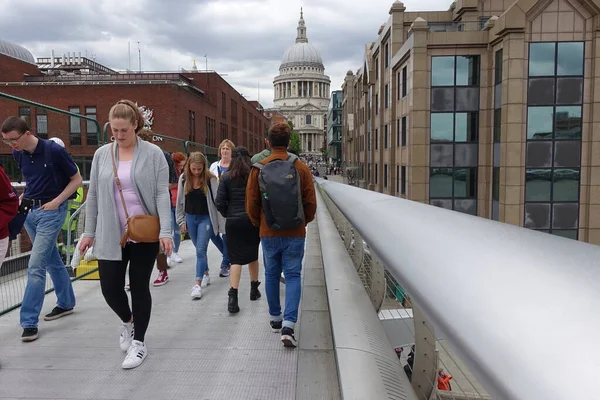 Menschen Überqueren Juni 2019 London Die Millennium Bridge Über Die — Stockfoto