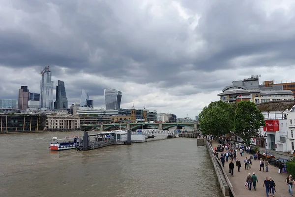ロンドン イギリス 2019年6月5日 人々はテムズ川の岸壁に沿って歩く — ストック写真