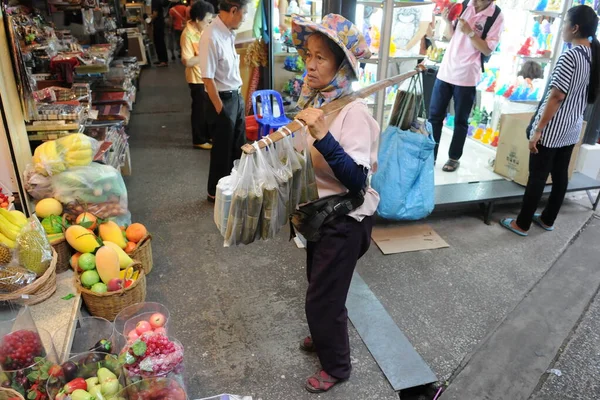 Ein Lebensmittelhändler Sucht Mai 2011 Bangkok Thailand Auf Einer Straße — Stockfoto