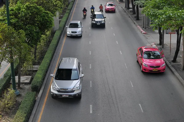 Carro Dirigindo Uma Rua Cidade — Fotografia de Stock