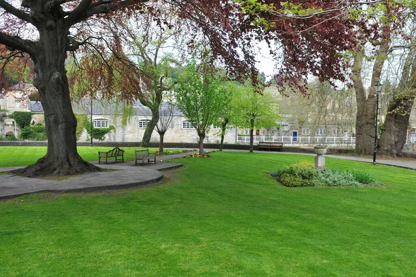 Landschaftlich Reizvoller Blick Auf Einen Schönen Parkgarten Einer Englischen Stadt — Stockfoto